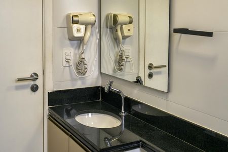 Banheiro da Suíte 1 de apartamento para alugar com 2 quartos, 76m² em Maracanã, Praia Grande