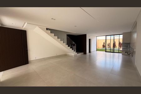 Casa à venda com 190m², 3 quartos e 2 vagasSala