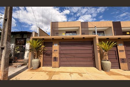 Casa à venda com 190m², 3 quartos e 2 vagasFachada