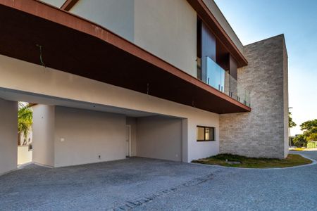 Casa de condomínio à venda com 509m², 4 quartos e 4 vagas Casa de condomínio à venda com 509m², 4 quartos e 4 vagasFachada