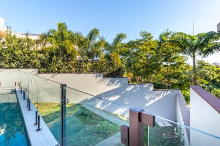 Casa de condomínio à venda com 509m², 4 quartos e 4 vagas Casa de condomínio à venda com 509m², 4 quartos e 4 vagasPiscina