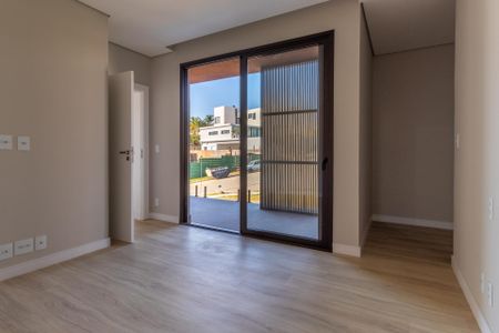 Casa de condomínio à venda com 509m², 4 quartos e 4 vagas Casa de condomínio à venda com 509m², 4 quartos e 4 vagasQuarto