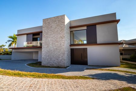 Casa de condomínio à venda com 509m², 4 quartos e 4 vagas Casa de condomínio à venda com 509m², 4 quartos e 4 vagasFachada