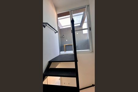 Escada de apartamento para alugar com 1 quarto, 59m² em Jardim Monte Kemel, São Paulo