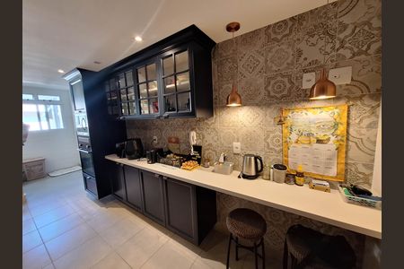 Apartamento à venda com 128m², 3 quartos e 3 vagas Apartamento à venda com 128m², 3 quartos e 3 vagasCozinha e Área de Serviço