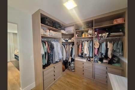 Apartamento à venda com 128m², 3 quartos e 3 vagas Apartamento à venda com 128m², 3 quartos e 3 vagasCloset