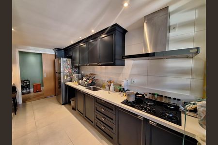Apartamento à venda com 128m², 3 quartos e 3 vagas Apartamento à venda com 128m², 3 quartos e 3 vagasCozinha e Área de Serviço