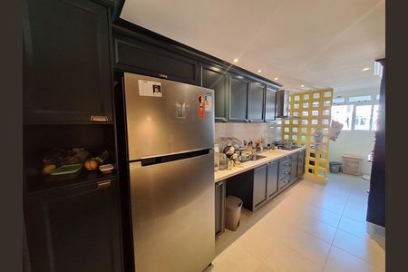 Apartamento à venda com 128m², 3 quartos e 3 vagas Apartamento à venda com 128m², 3 quartos e 3 vagasCozinha e Área de Serviço