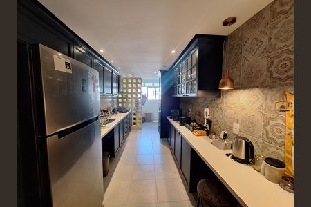 Apartamento à venda com 128m², 3 quartos e 3 vagas Apartamento à venda com 128m², 3 quartos e 3 vagasCozinha e Área de Serviço