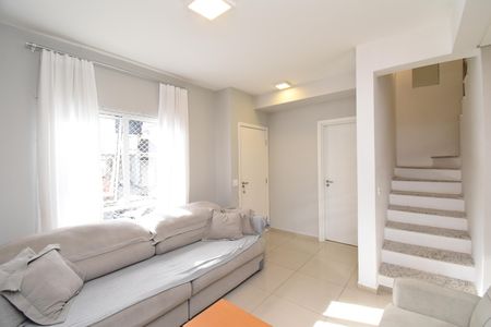 Casa de condomínio à venda com 130m², 3 quartos e 2 vagasSala
