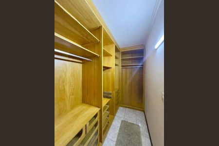 Casa à venda com 235m², 4 quartos e 4 vagas Casa à venda com 235m², 4 quartos e 4 vagasQuarto