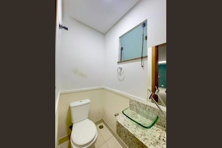 Casa à venda com 235m², 4 quartos e 4 vagas Casa à venda com 235m², 4 quartos e 4 vagasBanheiro