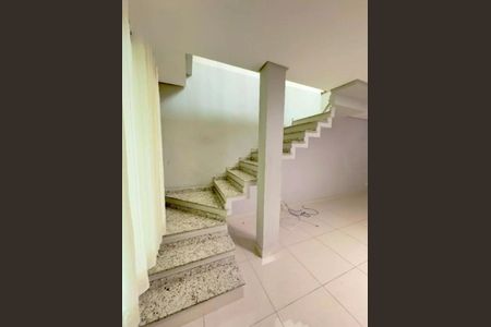 Casa à venda com 235m², 4 quartos e 4 vagas Casa à venda com 235m², 4 quartos e 4 vagasEscada