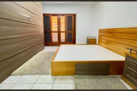 Casa à venda com 235m², 4 quartos e 4 vagas Casa à venda com 235m², 4 quartos e 4 vagasQuarto