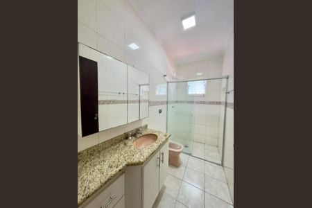 Casa à venda com 235m², 4 quartos e 4 vagas Casa à venda com 235m², 4 quartos e 4 vagasBanheiro