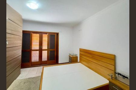 Casa à venda com 235m², 4 quartos e 4 vagas Casa à venda com 235m², 4 quartos e 4 vagasQuarto