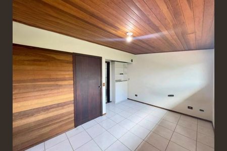 Casa à venda com 235m², 4 quartos e 4 vagas Casa à venda com 235m², 4 quartos e 4 vagasQuarto