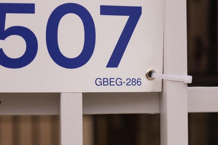 Apartamento à venda com 48m², 2 quartos e sem vagaPlaca grande instalada no portão do condomínio dia 06.07.2026 - Código da placa: GBEG-286