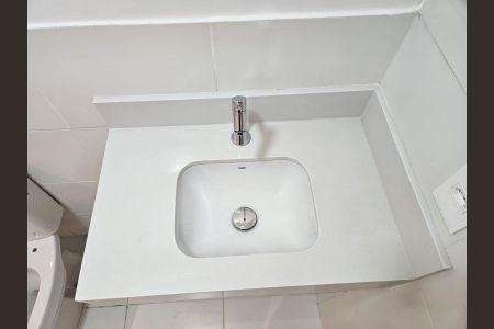 Banheiro social de apartamento para alugar com 2 quartos, 55m² em Barra Olímpica, Rio de Janeiro