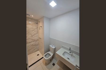 Banheiro social de apartamento para alugar com 2 quartos, 55m² em Barra Olímpica, Rio de Janeiro