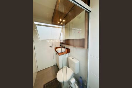 Banheiro social de apartamento à venda com 2 quartos, 55m² em São Pedro, Osasco
