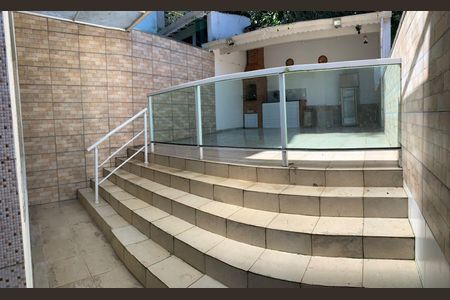 Área externa de casa para alugar com 3 quartos, 125m² em Canto do Forte, Praia Grande