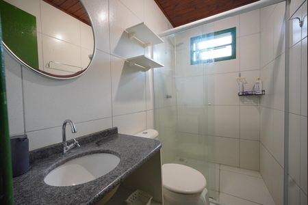 Banheiro de kitnet/studio para alugar com 1 quarto, 36m² em Lagoa Pequena, Florianópolis