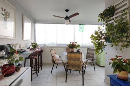 Apartamento à venda com 114m², 4 quartos e 2 vagas Apartamento à venda com 114m², 4 quartos e 2 vagasSala