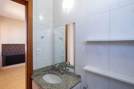 Banheiro da suíte  de apartamento para alugar com 2 quartos, 62m² em Arvoredo, Contagem
