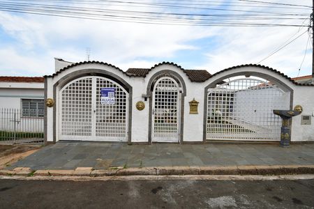 Casa para alugar com 250m², 3 quartos e 4 vagasFachada / Placa