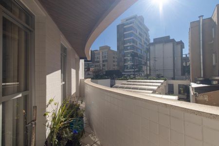 Apartamento à venda com 166m², 4 quartos e 2 vagas Apartamento à venda com 166m², 4 quartos e 2 vagasVaranda