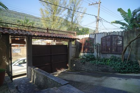 Casa à venda com 450m², 4 quartos e 4 vagas Casa à venda com 450m², 4 quartos e 4 vagasEntrada