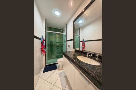Casa de condomínio à venda com 403m², 5 quartos e 3 vagas Casa de condomínio à venda com 403m², 5 quartos e 3 vagasBanheiro da Suíte 3