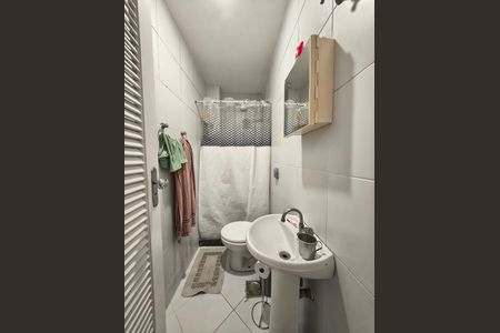 Casa de condomínio à venda com 403m², 5 quartos e 3 vagas Casa de condomínio à venda com 403m², 5 quartos e 3 vagasBanheiro de Serviço