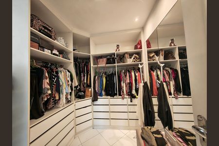 Casa de condomínio à venda com 403m², 5 quartos e 3 vagas Casa de condomínio à venda com 403m², 5 quartos e 3 vagasCloset da Suíte 1