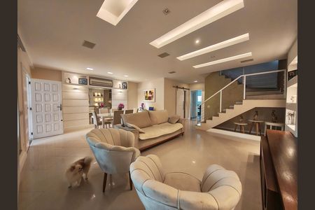 Casa de condomínio à venda com 403m², 5 quartos e 3 vagas Casa de condomínio à venda com 403m², 5 quartos e 3 vagasSala