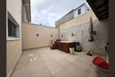 Casa de condomínio à venda com 403m², 5 quartos e 3 vagas Casa de condomínio à venda com 403m², 5 quartos e 3 vagasQuintal