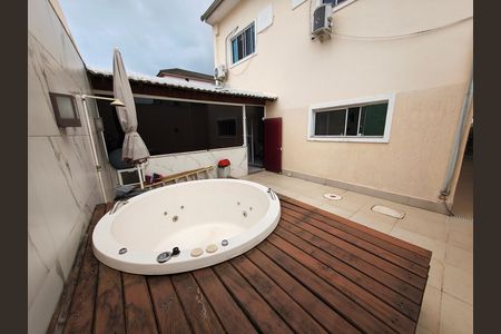 Casa de condomínio à venda com 403m², 5 quartos e 3 vagas Casa de condomínio à venda com 403m², 5 quartos e 3 vagasQuintal
