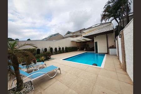 Casa de condomínio à venda com 403m², 5 quartos e 3 vagas Casa de condomínio à venda com 403m², 5 quartos e 3 vagasQuintal