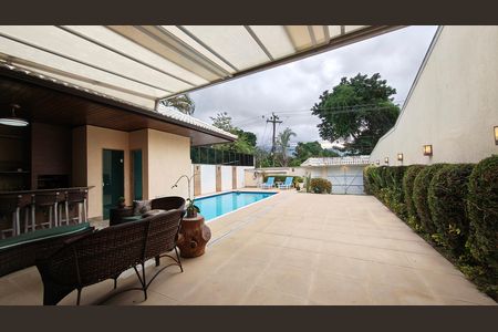 Casa de condomínio à venda com 403m², 5 quartos e 3 vagas Casa de condomínio à venda com 403m², 5 quartos e 3 vagasQuintal