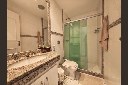 Casa de condomínio à venda com 403m², 5 quartos e 3 vagas Casa de condomínio à venda com 403m², 5 quartos e 3 vagasBanheiro da Suíte 2