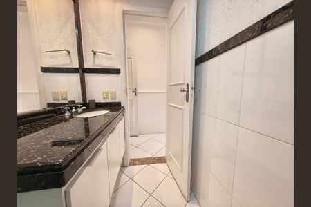 Casa de condomínio à venda com 403m², 5 quartos e 3 vagas Casa de condomínio à venda com 403m², 5 quartos e 3 vagasBanheiro da Suíte 3