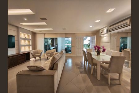 Casa de condomínio à venda com 403m², 5 quartos e 3 vagas Casa de condomínio à venda com 403m², 5 quartos e 3 vagasSala