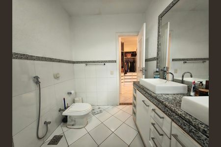 Casa de condomínio à venda com 403m², 5 quartos e 3 vagas Casa de condomínio à venda com 403m², 5 quartos e 3 vagasBanheiro da Suíte 1
