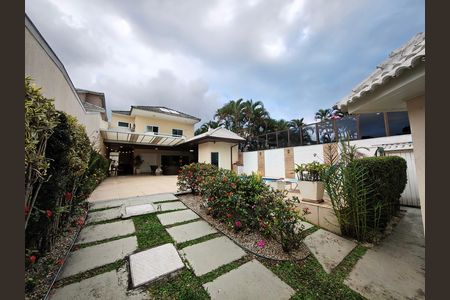 Casa de condomínio à venda com 403m², 5 quartos e 3 vagas Casa de condomínio à venda com 403m², 5 quartos e 3 vagasQuintal