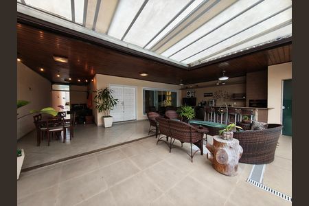 Casa de condomínio à venda com 403m², 5 quartos e 3 vagas Casa de condomínio à venda com 403m², 5 quartos e 3 vagasQuintal