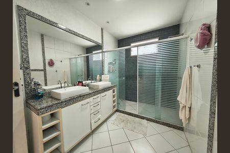 Casa de condomínio à venda com 403m², 5 quartos e 3 vagas Casa de condomínio à venda com 403m², 5 quartos e 3 vagasBanheiro da Suíte 1
