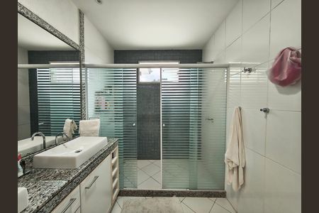 Casa de condomínio à venda com 403m², 5 quartos e 3 vagas Casa de condomínio à venda com 403m², 5 quartos e 3 vagasBanheiro da Suíte 1