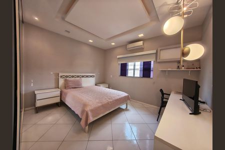 Casa de condomínio à venda com 403m², 5 quartos e 3 vagas Casa de condomínio à venda com 403m², 5 quartos e 3 vagasSuíte 4