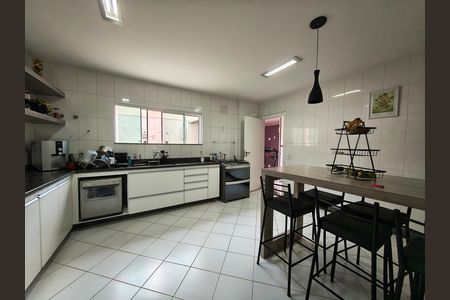 Casa de condomínio à venda com 403m², 5 quartos e 3 vagas Casa de condomínio à venda com 403m², 5 quartos e 3 vagasCozinha